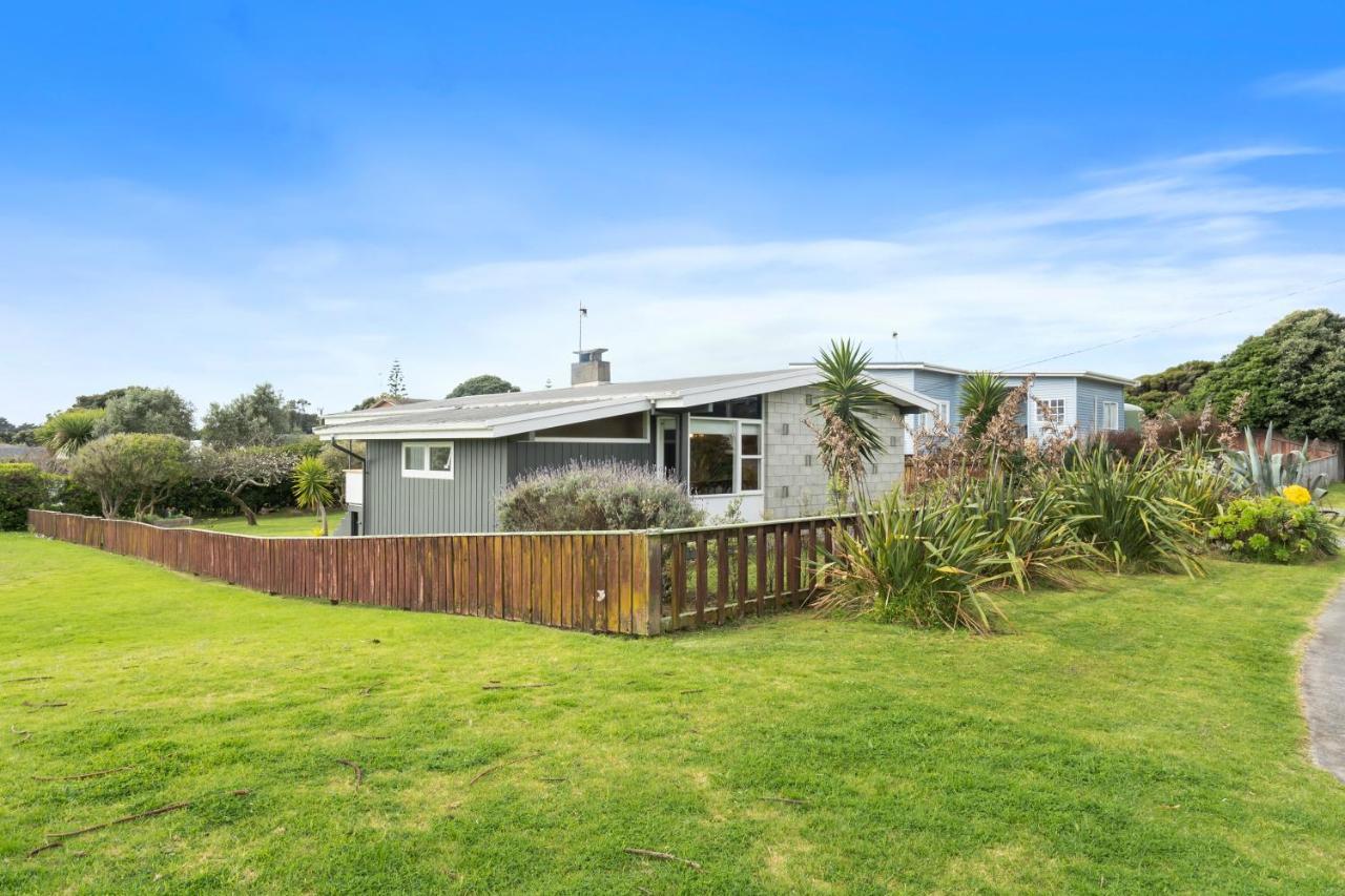 Queenie - Waikanae Beach Holiday Home Eksteriør bilde